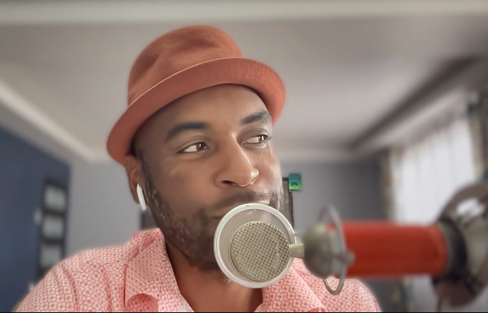 Engel in podcasting mode